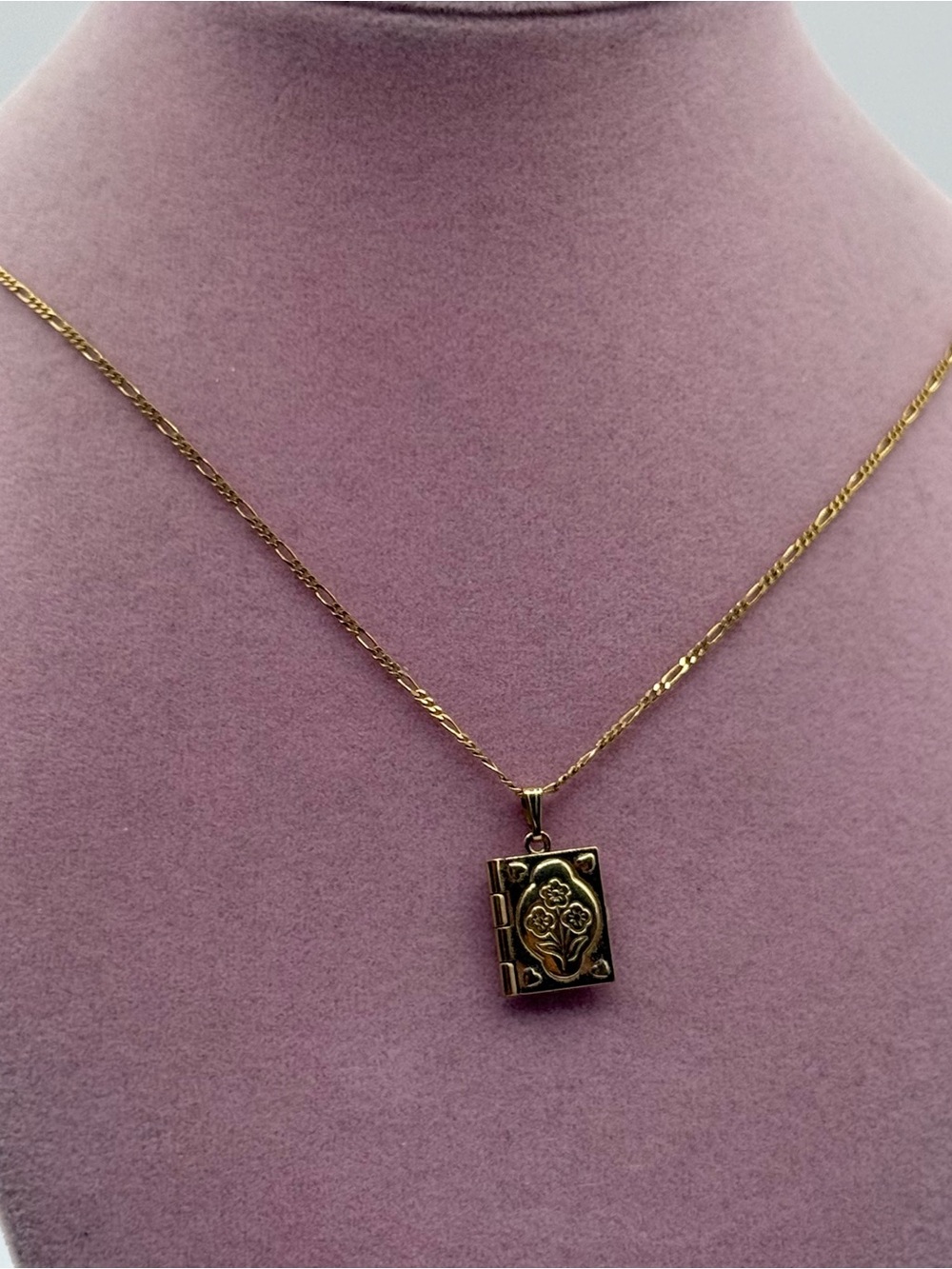 Vintage 1980 Avon Tender Memories Locket Necklace